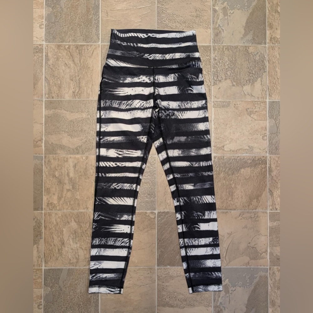 Lululemon athletic Leggings - Black / White Design - Sz 4 - Used Condition